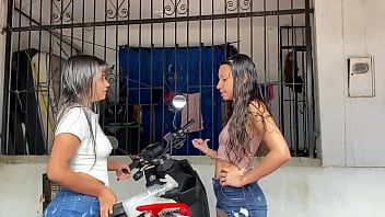 Mi Vecina Esta Lavando Su Moto Y La Invito A Mi Casa Y Follamos En La Sala free video